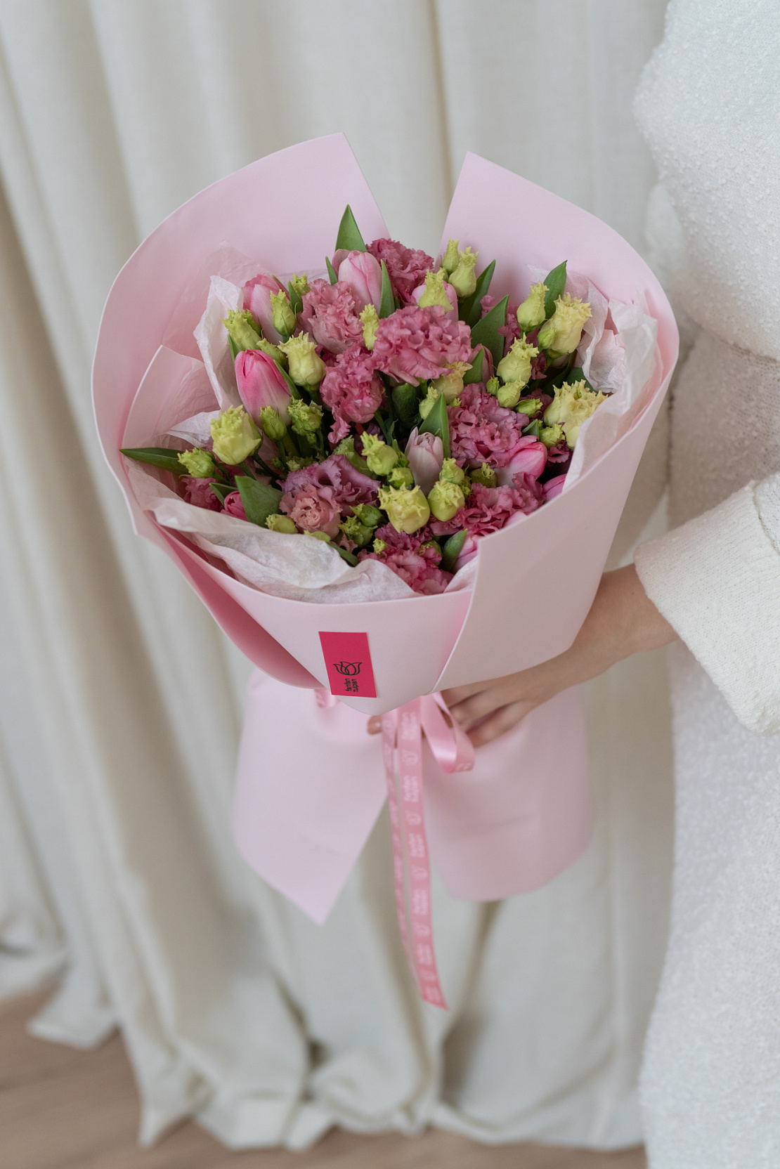 Букет из розовых тюльпанов и эустом Трепет счастья